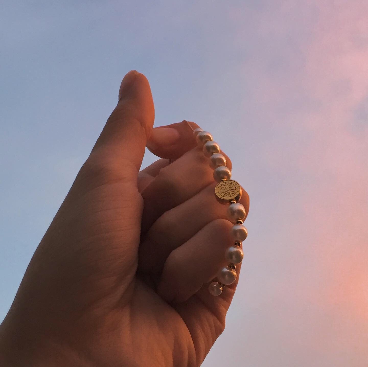 Pulsera de San Benito y perlas